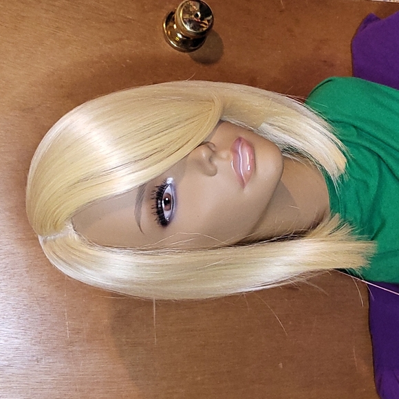Blonde Side-Part Bob Wig - Picture 3 of 5